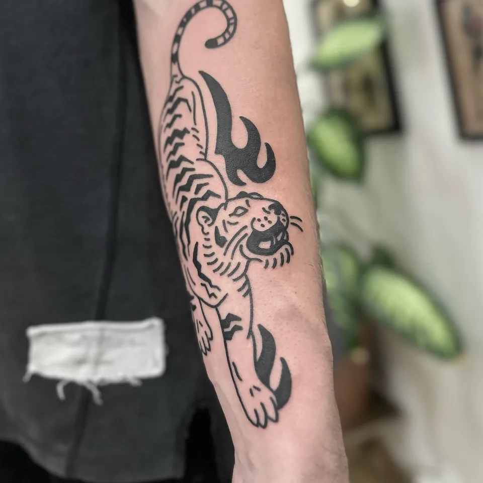 Gruby kontur tatygrys na przedramieniu z płomieniami w stylu ignorant (2) — Tattoo, Wujek Darek Tattoo, Warszawa