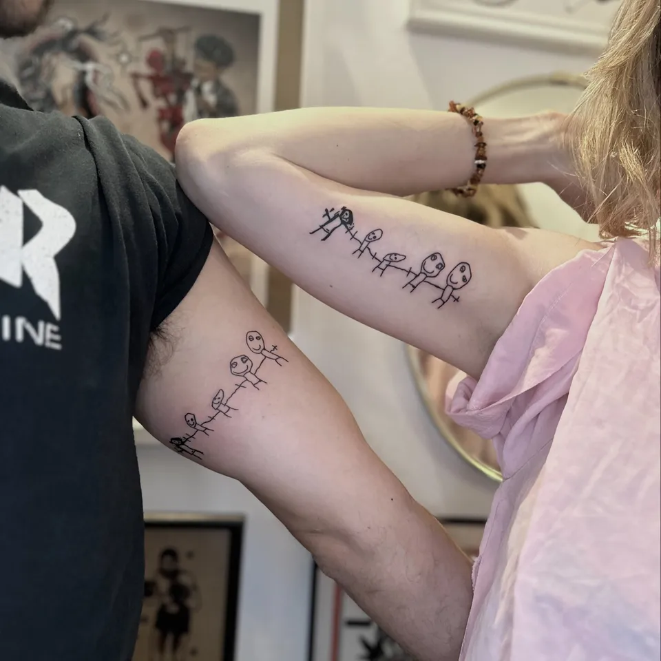 Ignorant tatuaż patyczaków na przedramieniu — motyw rodzinny — Tattoo, Wujek Darek Tattoo, Warszawa