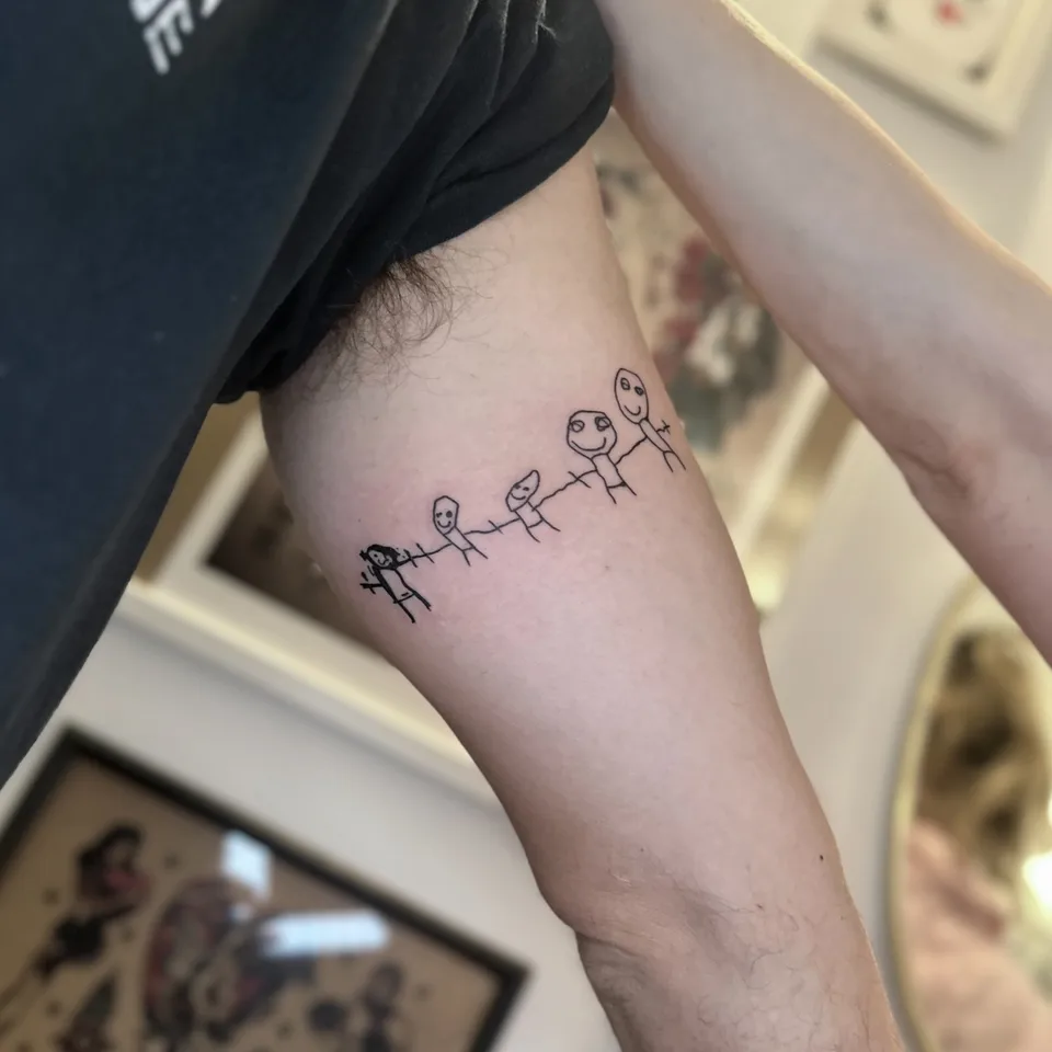 Ignorant tatuaż patyczaków na przedramieniu — motyw rodzinny (2) — Tattoo, Wujek Darek Tattoo, Warszawa