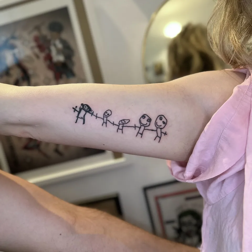 Ignorant tatuaż patyczaków na przedramieniu — motyw rodzinny (3) — Tattoo, Wujek Darek Tattoo, Warszawa