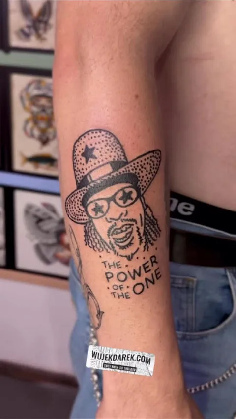 Ignorant tatuaż portretowy z grubym konturem na przedramieniu — Tattoo, Wujek Darek Tattoo, Warszawa