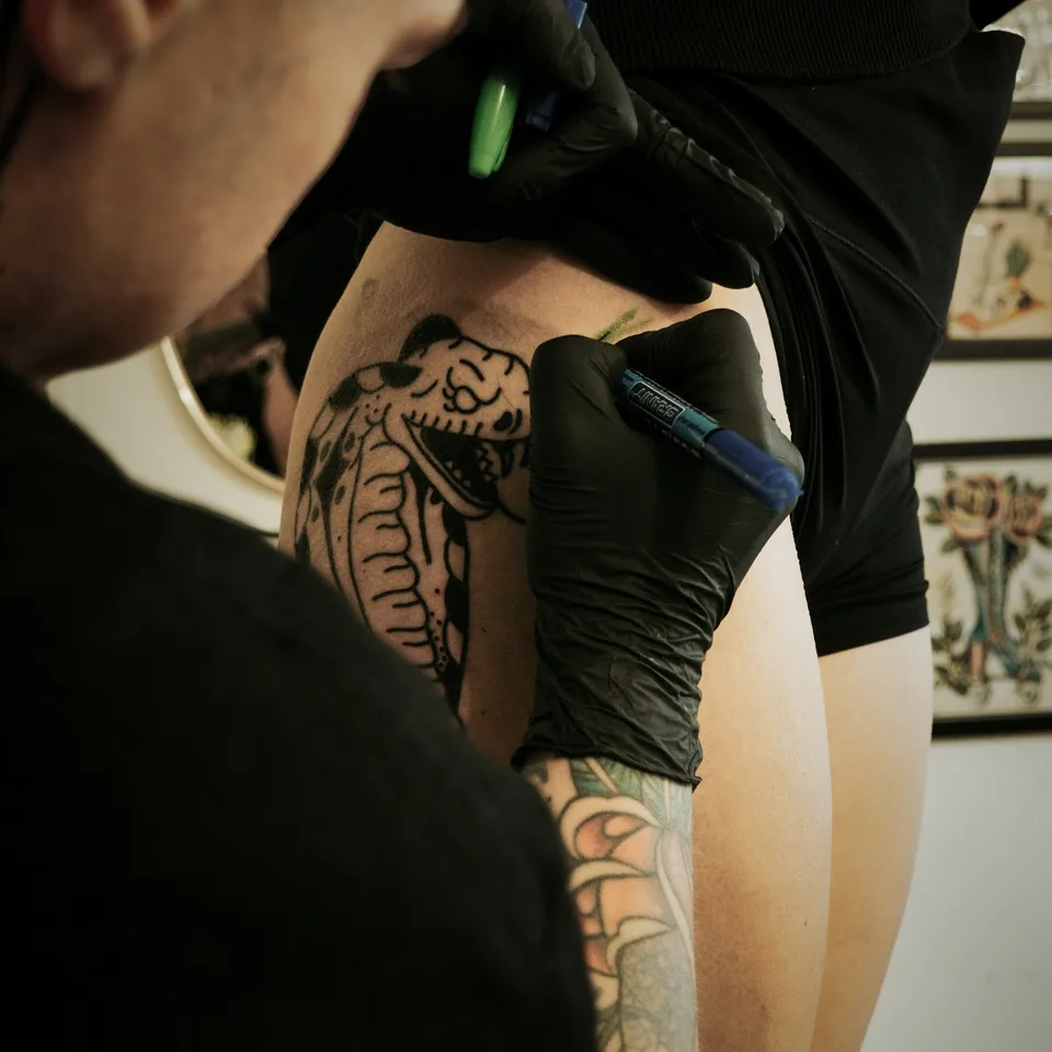 Gruby kontur tatuażu na nodze w studio pełnym grafik (2) — Tattoo, Wujek Darek Tattoo, Warszawa