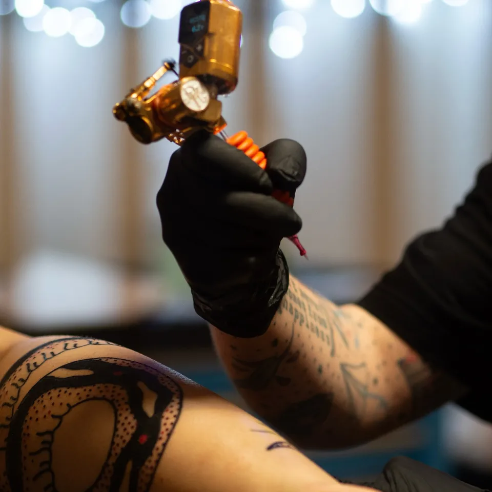 Gruby kontur tatuażu na nodze w studio pełnym grafik (3) — Tattoo, Wujek Darek Tattoo, Warszawa
