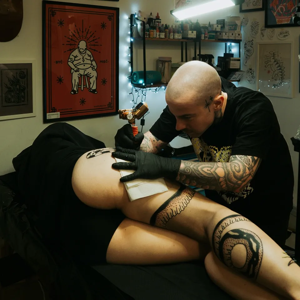 Gruby kontur tatuażu na nodze w studio pełnym grafik (4) — Tattoo, Wujek Darek Tattoo, Warszawa