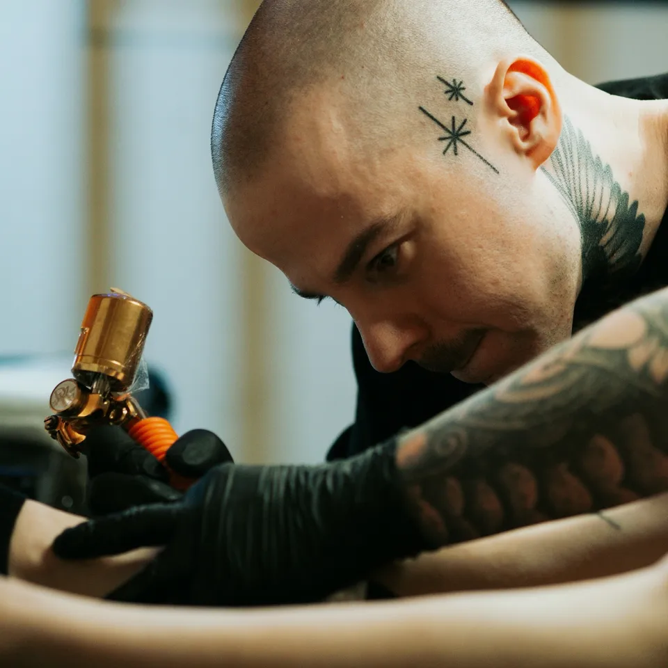 Gruby kontur tatuażu na nodze w studio pełnym grafik (5) — Tattoo, Wujek Darek Tattoo, Warszawa