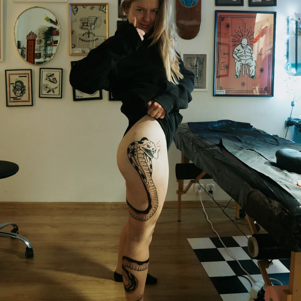 Gruby kontur tatuażu na nodze w studio pełnym grafik (6) — Tattoo, Wujek Darek Tattoo, Warszawa