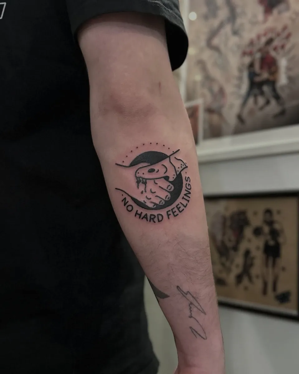 Ignorant tatuaż węża z uściskiem dłoni na przedramieniu — Tattoo, Wujek Darek Tattoo, Warszawa
