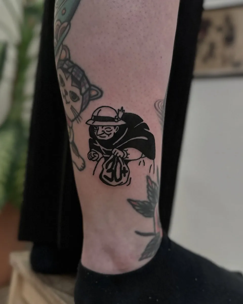 Gruby kontur — złodziej z workiem w stylu ignorant — Tattoo, Wujek Darek Tattoo, Warszawa