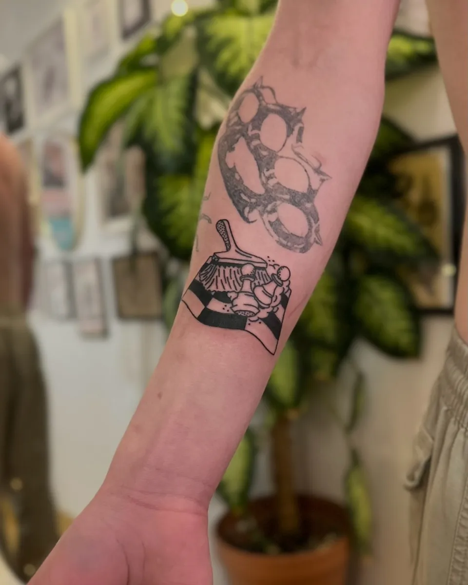 Ignorant tatuaż kastetów i szczotki na przedramieniu — Tattoo, Wujek Darek Tattoo, Warszawa