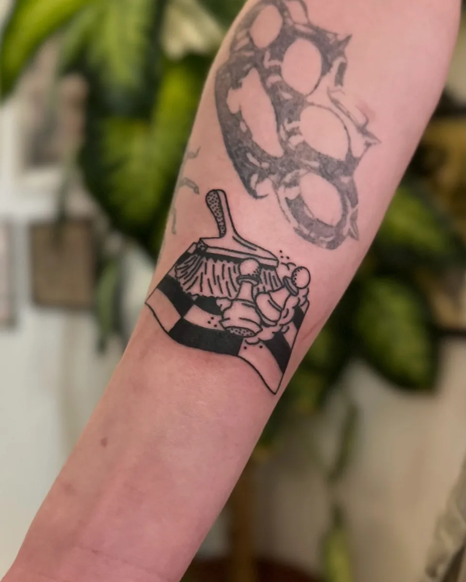 Ignorant tatuaż kastetów i szczotki na przedramieniu (2) — Tattoo, Wujek Darek Tattoo, Warszawa