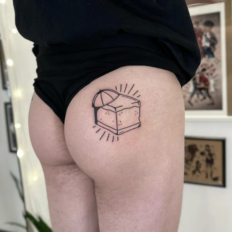Tatuaż skrzynki skarbów na pośladku w stylu gruby kontur — Tattoo, Wujek Darek Tattoo, Warszawa