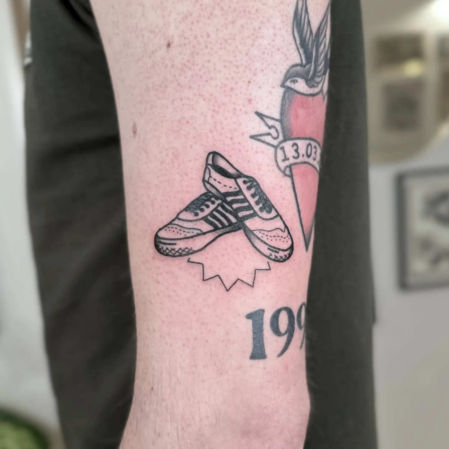 Tatuaż trampek Adidas z grubym konturem na nodze — Tattoo, Wujek Darek Tattoo, Warszawa
