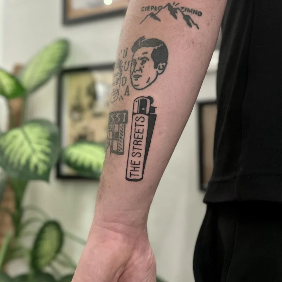 Tatuaż zapalniczki i portretu na przedramieniu w stylu ignorant — Tattoo, Wujek Darek Tattoo, Warszawa