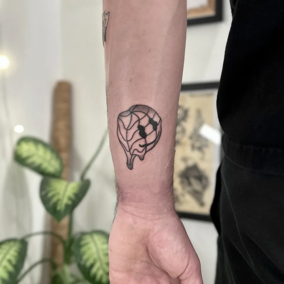 Ignorant tatuaż topiącej się buźki na nadgarstku — Tattoo, Wujek Darek Tattoo, Warszawa