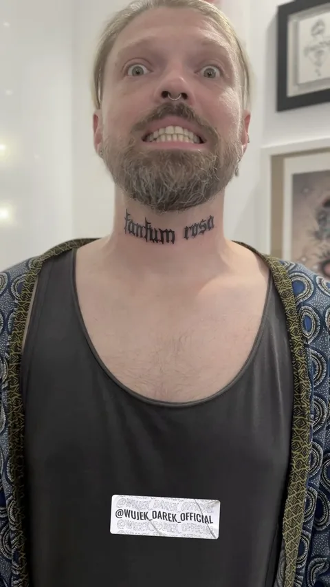 Tatuaż z napisem na szyi w stylu gruby kontur – czcionka gotycka — Tattoo, Wujek Darek Tattoo, Warszawa