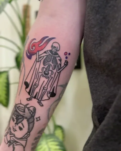 Ignorant tatuaż szkieletu w płaszczu z czerwonym płomieniem na przedramieniu — Tattoo, Wujek Darek Tattoo, Warszawa