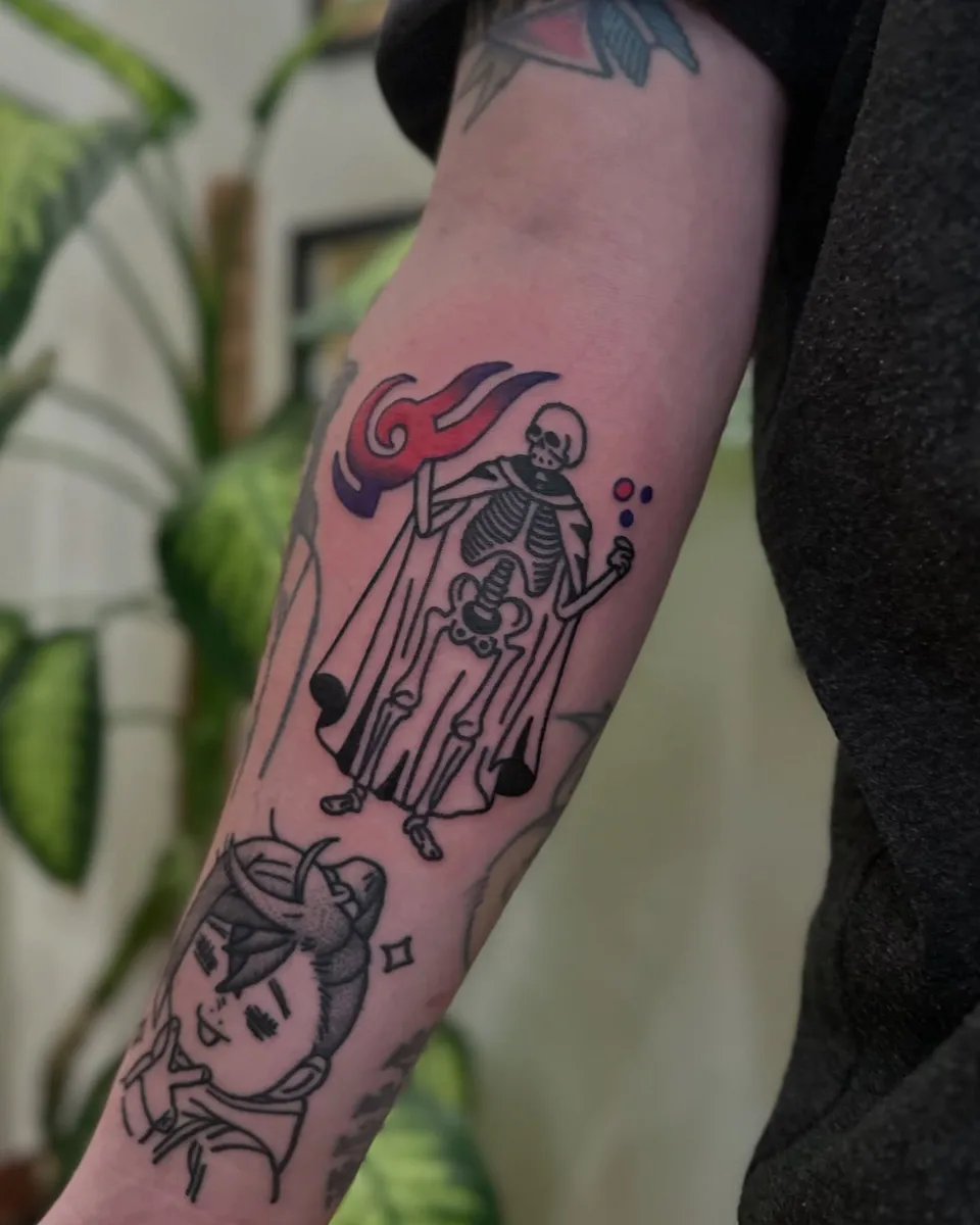 Ignorant tatuaż szkieletu w płaszczu z czerwonym płomieniem na przedramieniu (2) — Tattoo, Wujek Darek Tattoo, Warszawa