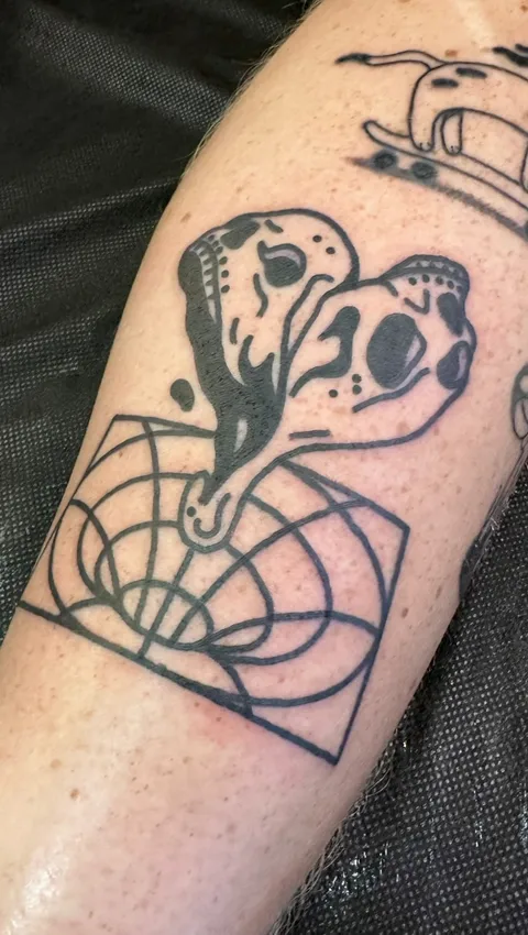 Ignorant tatuaż dwugłowego psa dalmatyńczyka z geometryczną siatką — Tattoo, Wujek Darek Tattoo, Warszawa