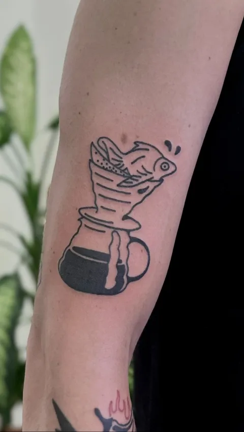 Ignorant tatuaż ryby wyskakującej z dzbanka kawy — Tattoo, Wujek Darek Tattoo, Warszawa