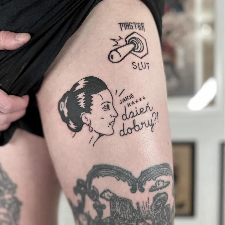 Ignorant tatuaż kobiecej głowy z dymkiem na udzie — Tattoo, Wujek Darek Tattoo, Warszawa