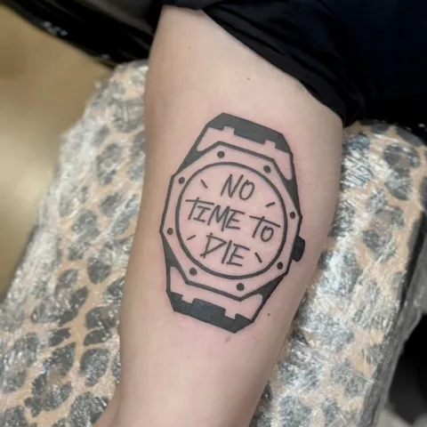 Ignorant tatuaż zegarka na przedramieniu z grubym konturem — Tattoo, Wujek Darek Tattoo, Warszawa
