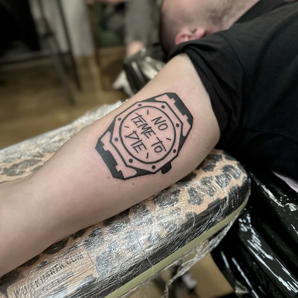 Ignorant tatuaż zegarka na przedramieniu z grubym konturem (2) — Tattoo, Wujek Darek Tattoo, Warszawa