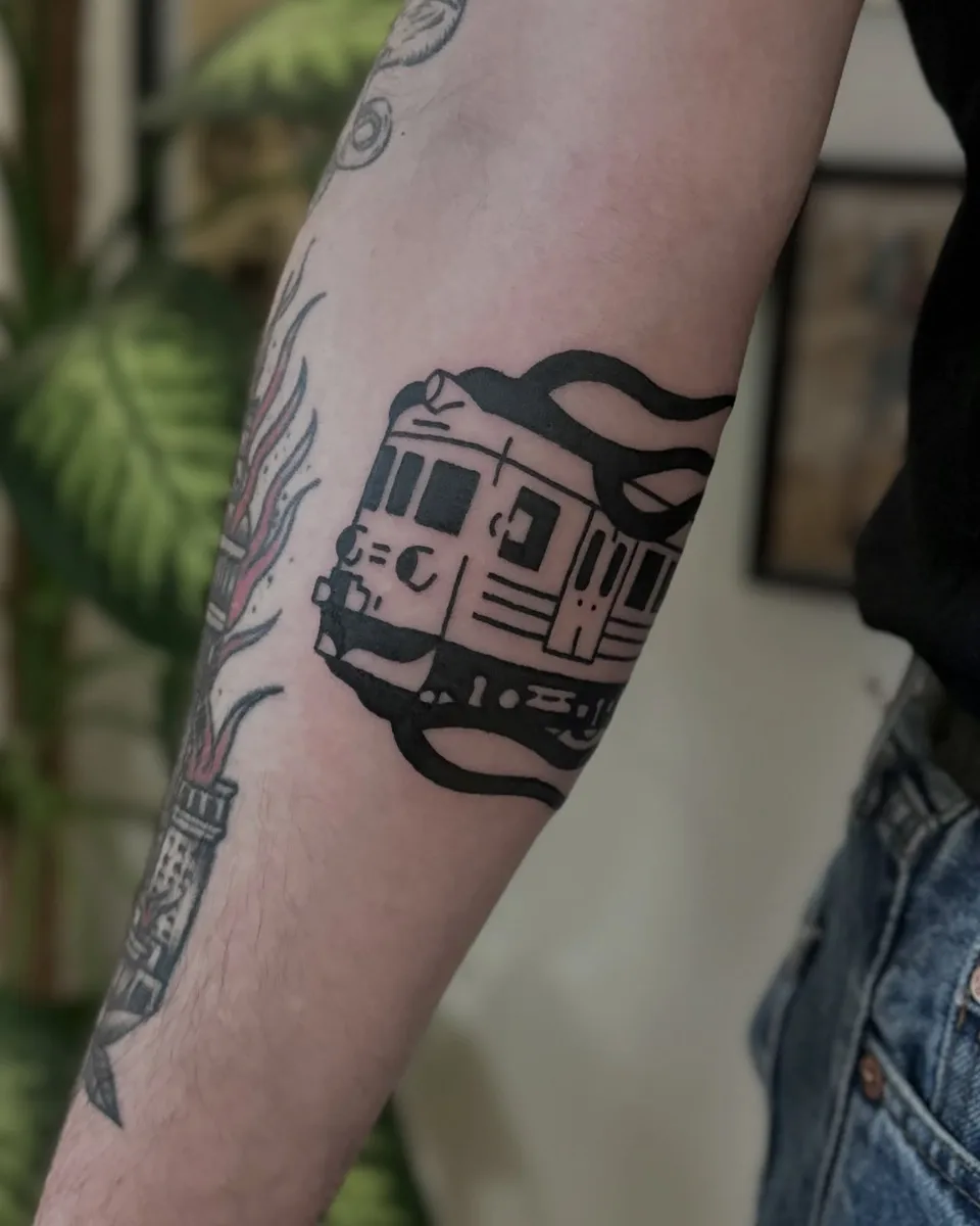 Tatuaż pociągu metra z grubym konturem na przedramieniu (2) — Tattoo, Wujek Darek Tattoo, Warszawa