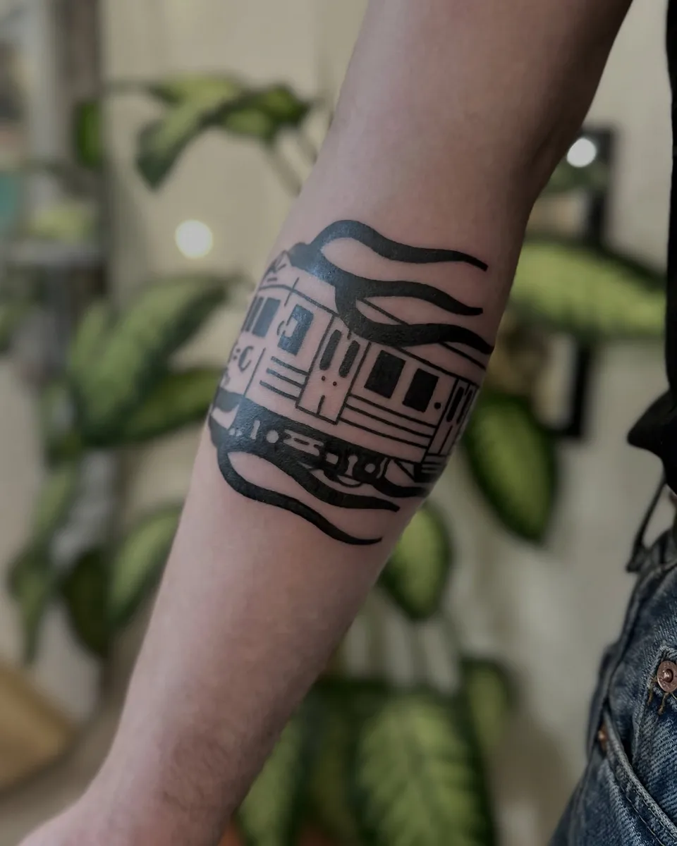 Tatuaż pociągu metra z grubym konturem na przedramieniu (3) — Tattoo, Wujek Darek Tattoo, Warszawa