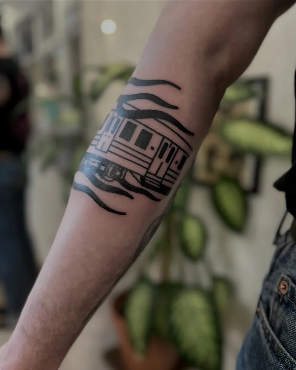Tatuaż pociągu metra z grubym konturem na przedramieniu (4) — Tattoo, Wujek Darek Tattoo, Warszawa