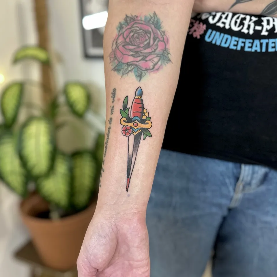 Tradycyjny tatuaż sztylet z różą i kwiatami na przedramieniu — Tattoo, Wujek Darek Tattoo, Warszawa