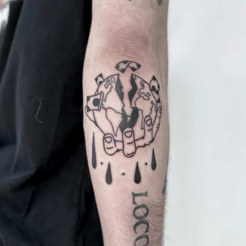 Ignorant tatuaż rozbitej kuli ziemskiej w dłoniach z kapiącymi kroplami — Tattoo, Wujek Darek Tattoo, Warszawa