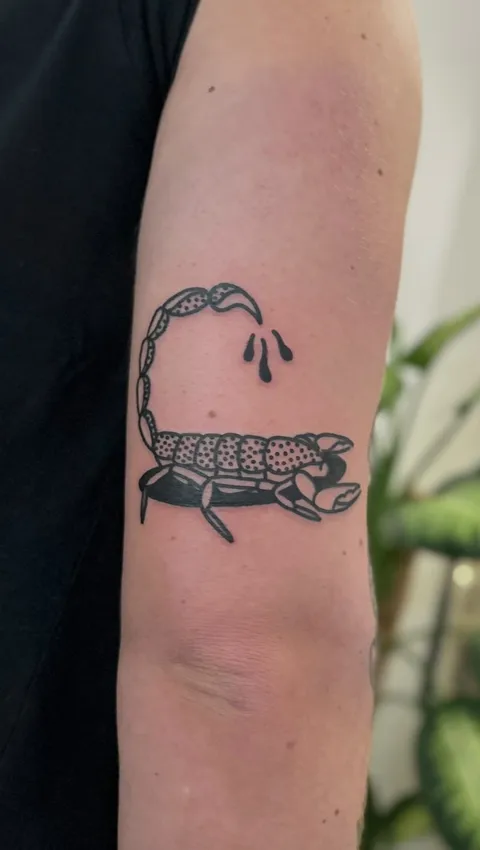 Ignorant tatuaż skorpiona z grubym konturem na ramieniu — Tattoo, Wujek Darek Tattoo, Warszawa