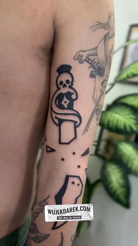 Ignorant tatuaż czaszki z wężem na przedramieniu — Tattoo, Wujek Darek Tattoo, Warszawa