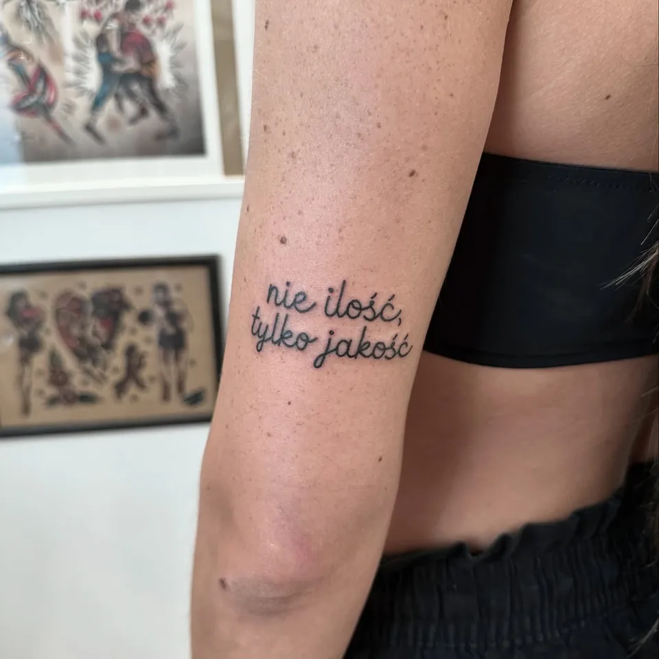 Tatuaż z dwuwierszem w stylu odręcznego pisma na przedramieniu — Tattoo, Wujek Darek Tattoo, Warszawa