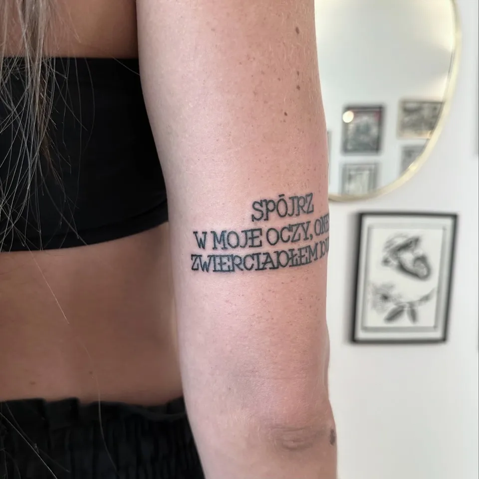 Tatuaż z dwuwierszem w stylu odręcznego pisma na przedramieniu (2) — Tattoo, Wujek Darek Tattoo, Warszawa