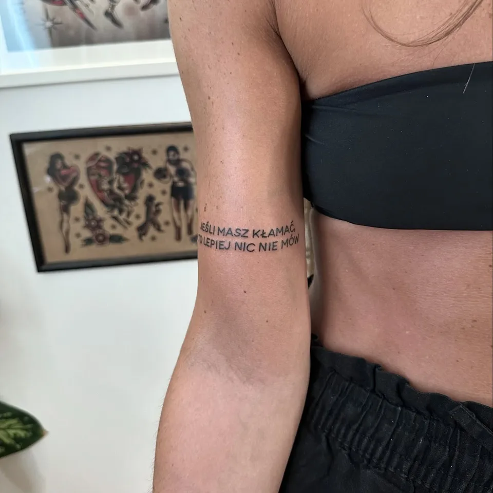 Tatuaż z dwuwierszem w stylu odręcznego pisma na przedramieniu (3) — Tattoo, Wujek Darek Tattoo, Warszawa