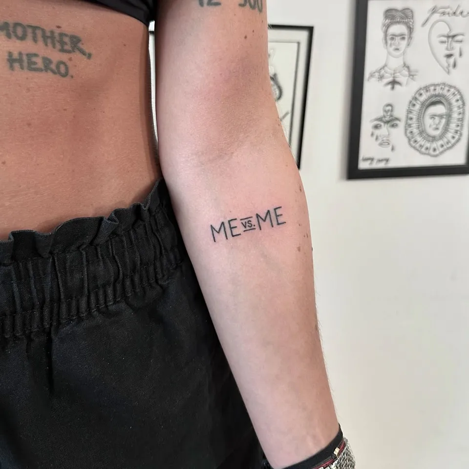 Tatuaż z dwuwierszem w stylu odręcznego pisma na przedramieniu (4) — Tattoo, Wujek Darek Tattoo, Warszawa