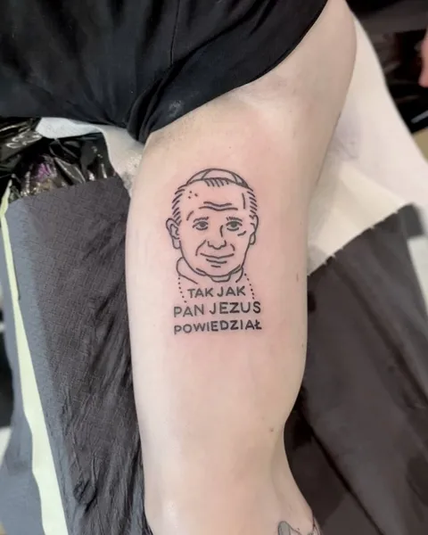 Ignorant tatuaż portret na łydce z grubym konturem i napisem — Tattoo, Wujek Darek Tattoo, Warszawa
