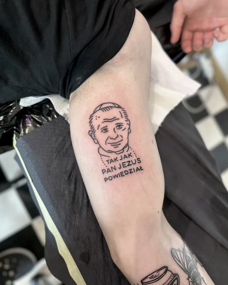 Ignorant tatuaż portret na łydce z grubym konturem i napisem (2) — Tattoo, Wujek Darek Tattoo, Warszawa